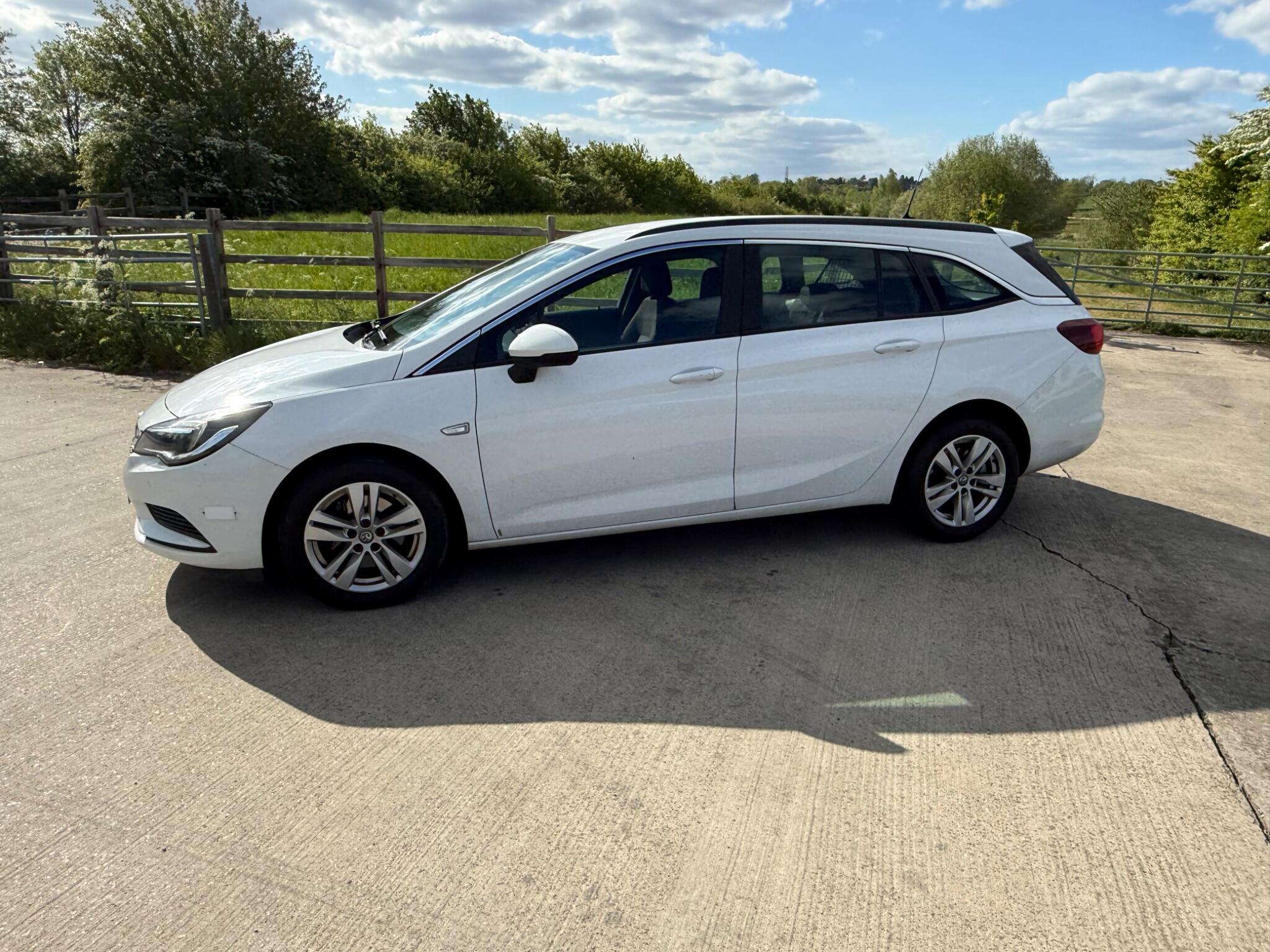 Vauxhall Astra 1.6 CDTi Tech Line Sports Tourer Euro 6 (s/s) 5dr — photo 68 of 104